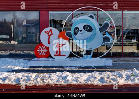 La signalisation des Jeux Olympiques d'hiver et mascottes de Beijing 2022 au parc de Beijing en Chine le 14 février 2022 Banque D'Images