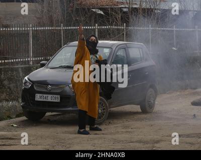 Srinagar, Inde. 15th févr. 2022. Les slogans des femmes chiites de Kashmiri crient lors d'une manifestation dans le Budgam, au Cachemire. Des affrontements massifs ont éclaté entre les mouneurs chiites cachemiriens et les forces indiennes après que l'armée indienne ait brûlé la photo du commandant militaire iranien Qasim Solemani. Il y a quelques années, Solemani était un commandant militaire iranien tué par un drone à l'aéroport international de Bagdad. (Photo de Sajad Hameed/Pacific Press) crédit: Pacific Press Media production Corp./Alay Live News Banque D'Images