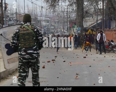 Srinagar, Inde. 15th févr. 2022. Des manifestants chiites du Cachemire jettent des pierres sur les forces gouvernementales indiennes lors d'une manifestation à Budgam, au Cachemire. Des affrontements massifs ont éclaté entre les mouneurs chiites cachemiriens et les forces indiennes après que l'armée indienne ait brûlé la photo du commandant militaire iranien Qasim Solemani. Il y a quelques années, Solemani était un commandant militaire iranien tué par un drone à l'aéroport international de Bagdad. (Photo de Sajad Hameed/Pacific Press) crédit: Pacific Press Media production Corp./Alay Live News Banque D'Images