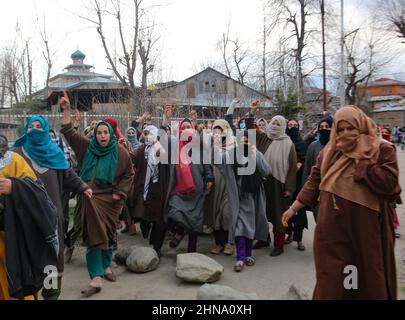 Srinagar, Inde. 15th févr. 2022. Les slogans des femmes chiites de Kashmiri crient lors d'une manifestation dans le Budgam, au Cachemire. Des affrontements massifs ont éclaté entre les mouneurs chiites cachemiriens et les forces indiennes après que l'armée indienne ait brûlé la photo du commandant militaire iranien Qasim Solemani. Il y a quelques années, Solemani était un commandant militaire iranien tué par un drone à l'aéroport international de Bagdad. (Photo de Sajad Hameed/Pacific Press) crédit: Pacific Press Media production Corp./Alay Live News Banque D'Images