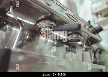 Des gouttes d'huile de café s'écoulant du filtre de la machine à café Banque D'Images