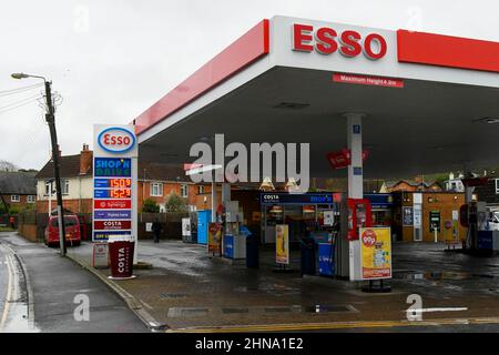 Bridport, Dorset, Royaume-Uni. 15th février 2022. Les prix du carburant augmentent à nouveau. Le panneau à la station essence ESSO sur le A35 à Bridport à Dorset indique le prix de l'essence sans plomb à 150,9p par litre et du diesel à 152,9p par litre. Crédit photo : Graham Hunt/Alamy Live News Banque D'Images