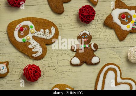 Ingrédients pour la préparation et la cuisson de biscuits de Noël placés sur fond de bois. Banque D'Images