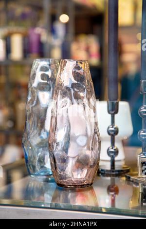 Vases en verre à la boutique de décoration intérieure Etcetera au centre commercial Churchgate, Hitchin, Royaume-Uni Banque D'Images