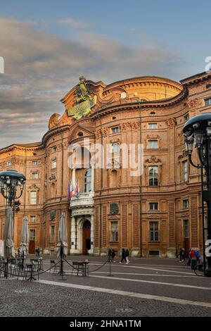 Façade du Palazzo Carignano (17th siècle) donnant sur la place homonyme du centre historique de Turin, Piémont, Italie Banque D'Images