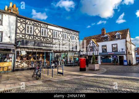 Bâtiments de style tudor noirs et blancs entourant la place du marché à Hitchin, Hertfordshire, Royaume-Uni Banque D'Images