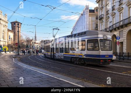 Un tramway passant à Piazza Castello, l'une des places principales de Turin, avec le Palazzo Madama et la flèche de la Mole Antonelliana en arrière-plan Banque D'Images