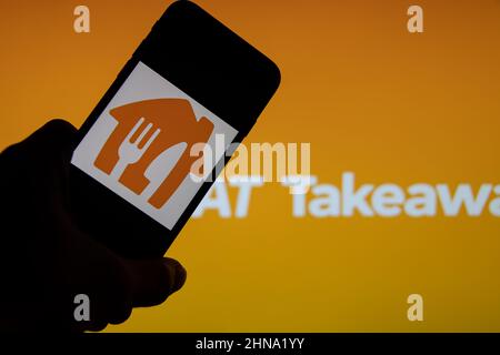 Rheinbach, Allemagne 23 octobre 2021, le logo de la marque du service de livraison alimentaire « Just Eat Takeaway » sur l'écran d'un smartphone Banque D'Images