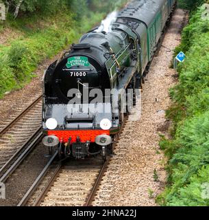 La locomotive à vapeur Cathedral Express BR Standard Class 8 Pacific 71000 Duke of Gloucester se vaporisée à travers la New Forest, Hampshire, Angleterre, Royaume-Uni Banque D'Images