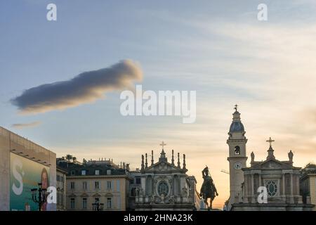 Piazza San Carlo avec les 'églises jumelles' et la statue d'Emmanuel Philibert de Savoie au coucher du soleil, Turin, Piémont, Italie Banque D'Images