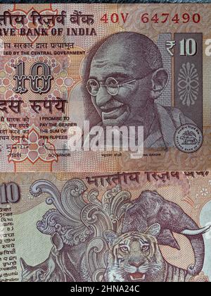 02 13 2022 face du Mahatma Gandhi et face arrière éléphant Rhinoceros et tigre représentés sur dix roupies note de banque 10 roupie monnaie indienne.Studio Sho Banque D'Images
