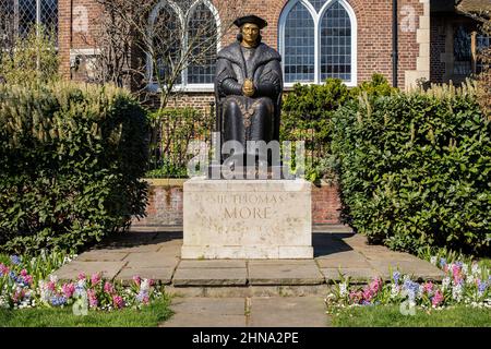 Statue de Sir Thomas More de Leslie Cubitt Bevis, coulée à la fonderie Morris Singer, érigée près de Chelsea Embankment à l'extérieur de la vieille église Chelsea, 1969 Banque D'Images