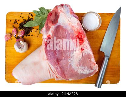 Branche de porc crue à l'ail, aux grains de poivre, au sel et aux feuilles de Laurier Banque D'Images