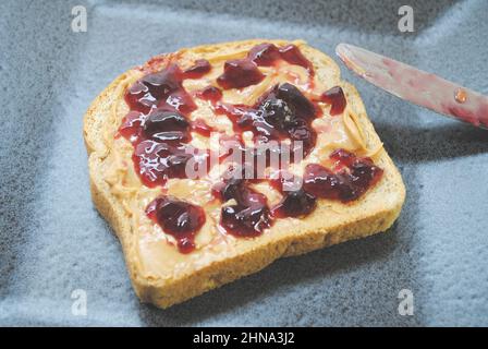 Préparer un sandwich au beurre d'arachide et confiture Banque D'Images