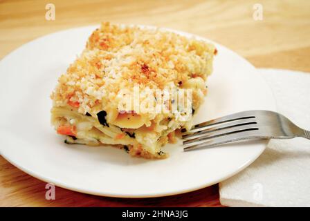 Lasagnes aux légumes crémeuses nappées de chapelure Banque D'Images