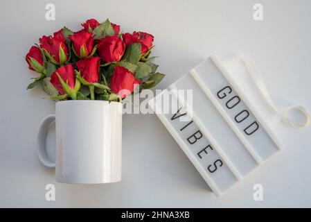 Un bon message vibes sur un bureau blanc, travaillant à la maison ou au bureau Banque D'Images