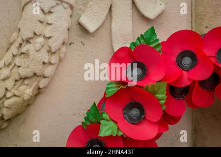 Des couronnes de pavot rouges déposées au fond d'une guerre mémorial du jour du souvenir Banque D'Images