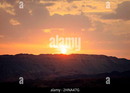 Magnifique lever de soleil sur le sommet de la montagne, au sud du Sinaï. le soleil se couche derrière une montagne dans le désert Banque D'Images