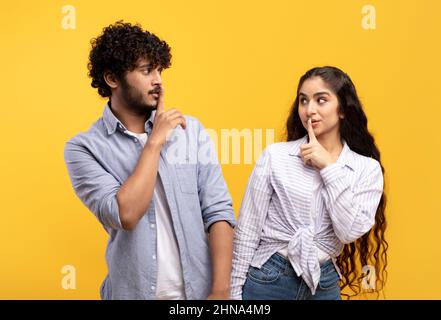 SHH, garder le silence. Un couple indien qui fait le geste du signe de la huche, se regardant l'un l'autre, en tenant le doigt sur les lèvres Banque D'Images