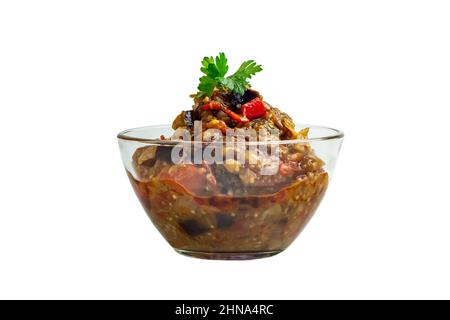 Plat de légumes populaire de la cuisine du monde dans un bol en verre, isolat - ajapsandali, pincher, légumes ratés, caviar d'aubergine. Ingrédients principaux: Oeuf Banque D'Images