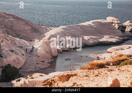 Falaises de craie blanche à Sarakiniko, île de Milos, Cyclades, Grèce Banque D'Images