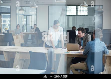 Partager leurs idées créatives. Par la photo d'un groupe de collègues travaillant ensemble dans un bureau. Banque D'Images