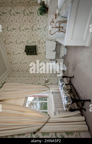 Newmarket, Suffolk - octobre 23 2014: Salle de bains traditionnelle avec fenêtre habillée dans une grande maison de campagne historique Banque D'Images