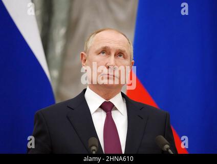 Moskau, Russie. 15th févr. 2022. Le président russe Vladimir Poutine se penche sur une conférence de presse conjointe avec le chancelier allemand O. Scholz (SPD) après plusieurs heures de discussions en tête-à-tête au Kremlin. Scholz a rencontré le président russe pour des entretiens sur la situation à la frontière russo-ukrainienne. Officiellement, il s'agit d'une visite inaugurale du chancelier. Credit: Kay Nietfeld/dpa/Alay Live News Banque D'Images