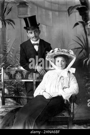 Portrait de studio victorien tardif d'un couple riche et bien habillé portant une robe classique Banque D'Images