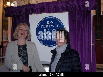 Dariel Pertwee (à gauche) et sa mère Ingeborg Pertwee (née Ingeborg Rhoesa), fille et veuve de l'acteur de Doctor Who Jon Pertwee à l'occasion du dévoilement de la plaque bleue Banque D'Images