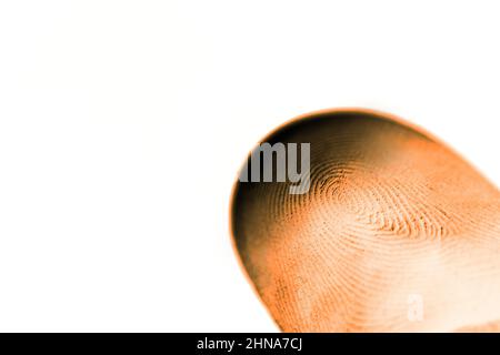 Gros plan de la texture rouge de numérisation d'empreintes digitales sur fond blanc Banque D'Images