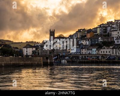 Un spectaculaire coucher de soleil orageux au-dessus de l'église de la Toussaint à Brixham, Devon. Banque D'Images