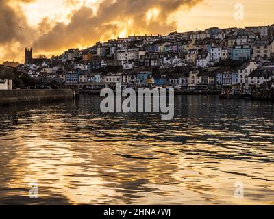 Un spectaculaire coucher de soleil orageux au-dessus de l'église de la Toussaint à Brixham, Devon. Banque D'Images