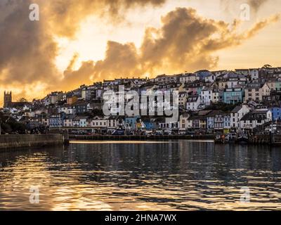 Un spectaculaire coucher de soleil orageux au-dessus de l'église de la Toussaint à Brixham, Devon. Banque D'Images