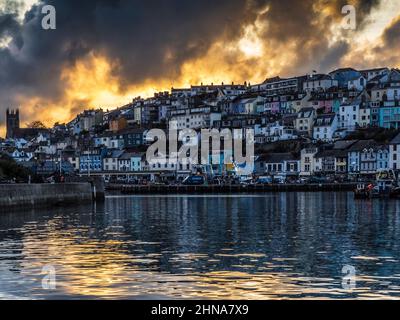 Un spectaculaire coucher de soleil orageux au-dessus de l'église de la Toussaint à Brixham, Devon. Banque D'Images