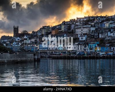 Un spectaculaire coucher de soleil orageux au-dessus de l'église de la Toussaint à Brixham, Devon. Banque D'Images