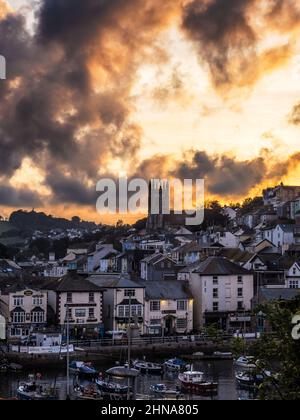 Un spectaculaire coucher de soleil orageux au-dessus de l'église de la Toussaint à Brixham, Devon. Banque D'Images