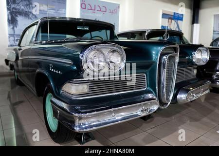 '7/31/2021 - Sharjah, Émirats Arabes Unis: 1958 Ford Edsel Pacer Blue Antique Classic car vue sarale du pare-chocs et des phares. Banque D'Images