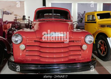 « 7/31/2021 - Sharjah, Émirats arabes Unis : pare-chocs avant du pick-up Classic Chevrolet (Chevrolet) Red American Truck Banque D'Images