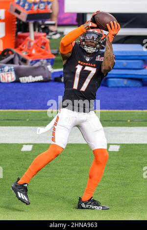 Dimanche 13 février 2022, 2022 ; Inglewood, CA USA ; le receveur des Cincinnati Bengals Wide Stanley Morgan (17 ans) attrape une passe lors des échauffements avant le Super Bowl LVL contre les Rams de Los Angeles au SoFi Stadium. Les Rams battent les Bengals 23-20. (Kim Hukari/image du sport) Banque D'Images