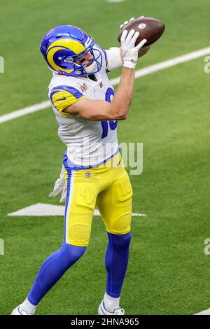 Dimanche 13 février 2022, 2022 ; Inglewood, CA USA ; le receveur des Rams Wide de Los Angeles Cooper Kupp (10) attrape une passe lors des échauffements avant le Super Bowl LVL contre les Bengals de Cincinnati au SoFi Stadium. Les Rams battent les Bengals 23-20. (Kim Hukari/image du sport) Banque D'Images