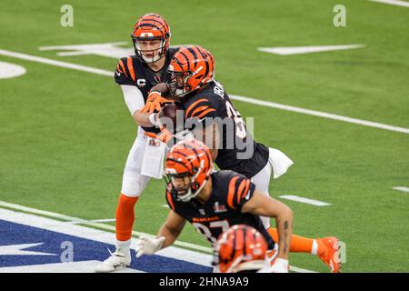 Dimanche 13 février 2022, 2022 ; Inglewood, CA USA ; Joe Burrow (9), quarterback des Cincinnati Bengals, remet le ballon au Running back Joe Mixon (28) lors du Super Bowl LVL contre les Rams de Los Angeles au SoFi Stadium. Les Rams battent les Bengals 23-20. (Kim Hukari/image du sport) Banque D'Images