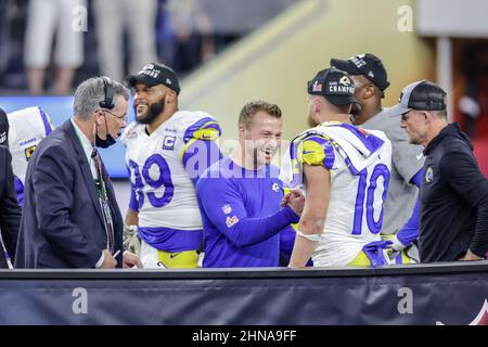 Dimanche 13 février 2022, 2022 ; Inglewood, CA USA ; l'entraîneur-chef des Rams de Los Angeles, Sean McVay, félicite le receveur large Cooper Kupp (10 ans) lors de la présentation du Lombardi Trophy après le Super Bowl LVL au SoFi Stadium. Les Rams battent les Bengals 23-20. (Kim Hukari/image du sport) Banque D'Images