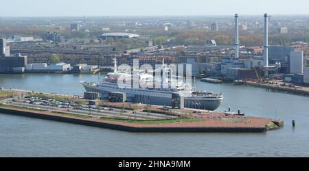 Vue aérienne sur l'architecture moderne, le port et les routes de Rotterdam, pays-Bas Banque D'Images