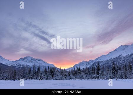 Lever du soleil en hiver dans la vallée de la rivière Eagle, dans le centre-sud de l'Alaska. Banque D'Images