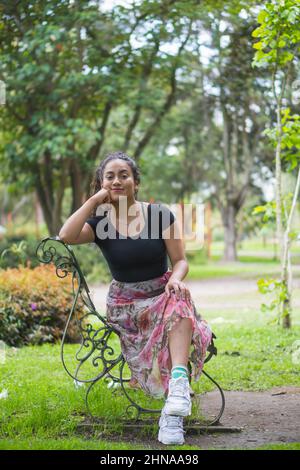 Jeune femme marchant dans la ville. Banque D'Images