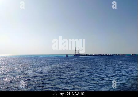 Lot hors des yachts sur la toile de fond du ciel bleu sont ancrés dans la mer. Parking maritime de bateaux et yachts en Égypte Banque D'Images