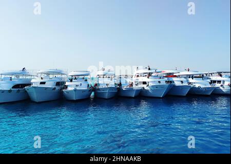 19 octobre 2021. Égypte. Charm El Sheikh : les yachts de Lot off sur fond de ciel bleu sont ancrés dans la mer. Parking maritime de bateaux et yachts Banque D'Images