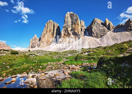 Pics emblématiques des Dolomites dans le parc naturel de Tre Cime di Lavaredo, Italie Banque D'Images