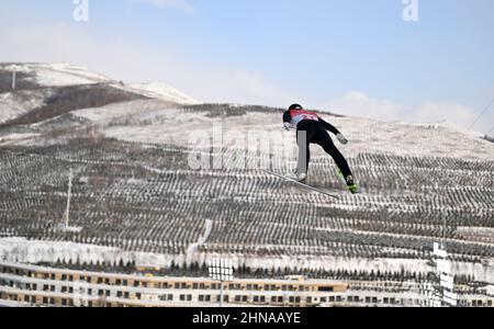 Zhangjiakou, province chinoise du Hebei. 15th févr. 2022. Samuel Costa, d'Italie, participe à la compétition de saut à ski ronde de la grande colline/10km de gundersen combinée nordique au Centre national de saut à ski de Zhangjiakou, dans la province de Hebei, au nord de la Chine, le 15 février 2022. Crédit: Dai Tianfang/Xinhua/Alamy Live News Banque D'Images